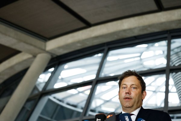 Verlangt von Verkehrsminister Schnieder Rechenschaft: Finanzminister Klingbeil. - © Carsten Koall/dpa