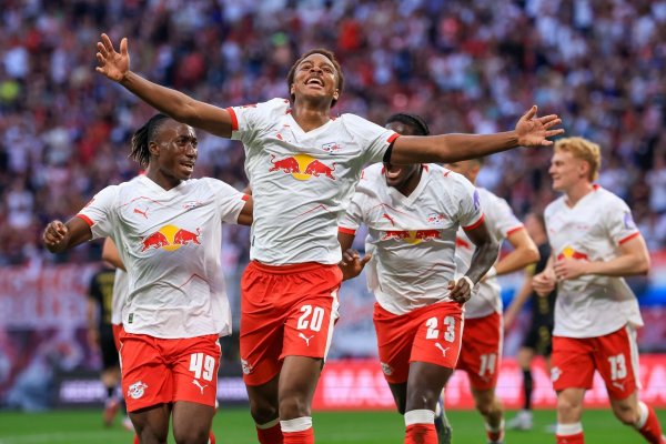 Assan Ouedraogo (M, RB Leipzig) bejubelt bei seinem Startelf-Debüt auch sein Tor-Debüt im RB-Trikot. - © Jan Woitas/dpa