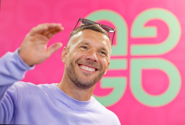 Lukas Podolski freut sich über die Entwicklung seines Herzensclubs 1. FC Köln. - © Uwe Anspach/dpa