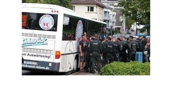 In einem Bus waren die Erfurter Althools zum Spiel gekommen. Einer von ihnen erhielt nun eine Bewähungsstrafe. - © FOTO: WOLFGANG RUDOLF