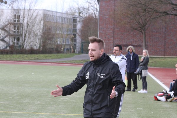 Emotionen an der Seitenlinie: Sascha Möller coacht die erste Mannschaft der SG Hiddesen-H’oldendorf mit Lütfi Soylu (im Hintergrund). - © Sebastian Lucas