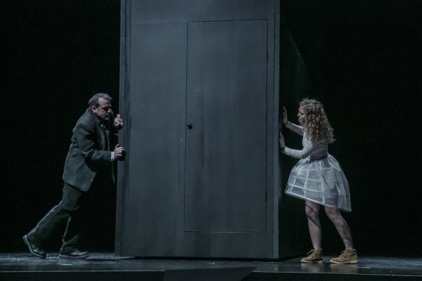 „Das Käthchen von Heilbronn": Markus Hottgenroth in der Rolle des Theobald und Nicola Schubert als Käthchen in einer Probenszene auf der Bühne des Landestheaters. - © Landestheater/Quast