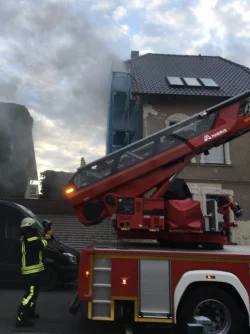 Qualm &uuml;ber Bad Salzuflen: Im hinteren Teil des Wohn- und B&uuml;rogeb&auml;udes in der Hermannstra&szlig;e brannte am Freitagabend ein Dach&uuml;berstand. Die Feuerwehr und der Eigent&uuml;mer selbst konnten Schlimmeres verhindern. - &copy; Daniel Hobein