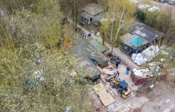 Ein Bagger steht vor der bereits zum Teil abgerissenen Parzelle des mutmaßlichen Täters auf dem Campingplatz Eichwald. - © Guido Kirchner