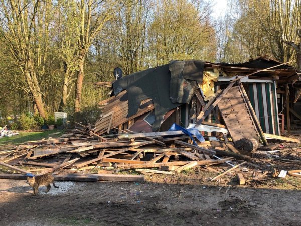 Die zum Teil abgerissene Parzelle des mutmaßlichen Täters auf dem Campingplatz Eichwald. - © Silke Buhrmester
