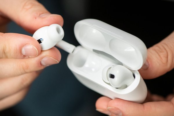 Um unerwünschte Tracking-Warnungen nach dem Ausleihen von AirPods zu beseitigen, sollte der vorherige Besitzer die Kopfhörer von seiner Apple-ID und der «Wo ist?»-App entfernen sowie die AirPods zurücksetzen. - © Franziska Gabbert/dpa-tmn