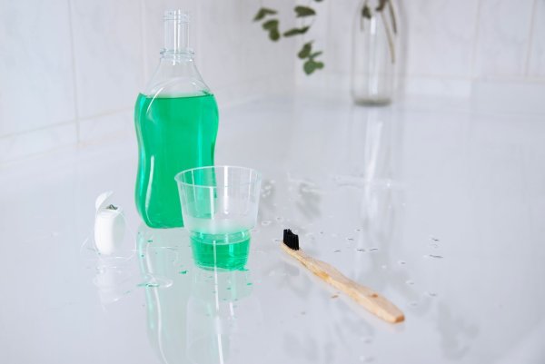 Mundspülungen können eine sinnvolle Ergänzung zum Zähneputzen sein. Die Zeitschrift «Öko-Test» hat 27 Produkte aus Drogerien, Supermärkten und Discountern getestet. - © Anna Hirte/dpa-tmn
