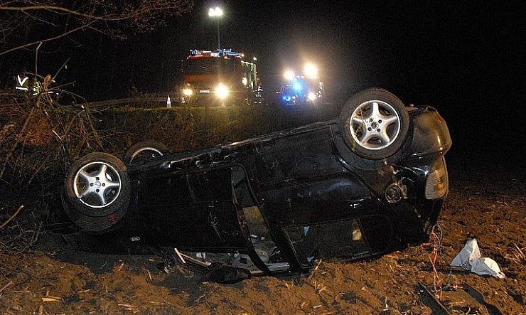 Der Polo schleuderte über die gesamte Fahrbahn, prallte gegen mehrere kleine Bäume sowie Sträucher und landete auf einer angrenzenden Wiese auf dem Dach. - © FOTO: ANDREAS EICKHOFF