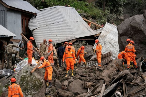Sturzfluten trafen das Dorf Chositi. - © Channi Anand/AP/dpa
