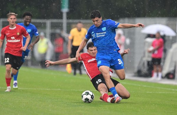 Schon in der Anfangsphase regnete es ordentlich. - © Bernd Weißbrod/dpa