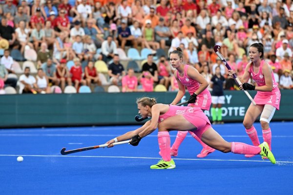 Ines Wanner trifft nach einer Strafecke. - © Federico Gambarini/dpa