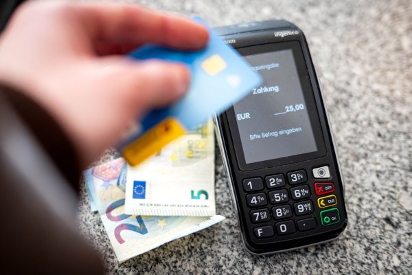 Sowohl zu Hause als auch im Ausland greift zum Bezahlen nur noch gut ein Drittel der Deutschen auf Bargeld zurück. (Symbolbild) - © Sina Schuldt/dpa