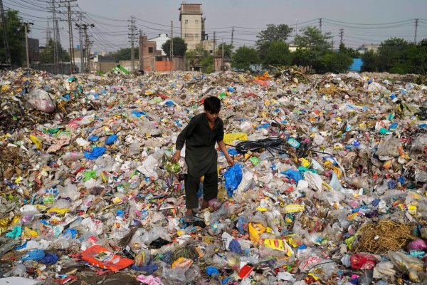 Plastikabfall wird auch exportiert und sorgt in vielen Entwicklungsländern für Probleme. (Archivbild) - © K.M. Chaudary/AP/dpa