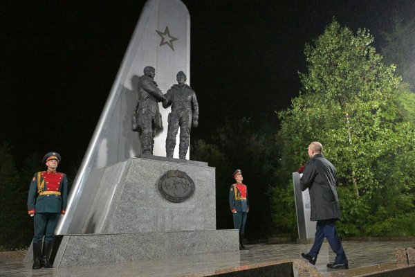 Kremlchef Wladimir Putin hat bei einem Zwischenstopp in Magadan im Fernen Osten Russlands eine Vielzahl an Terminen absolviert, bevor er sich mit US-Präsident Donald Trump in Alaska trifft. - © Alexei Nikolsky/Pool Sputnik Kremlin/AP/dpa