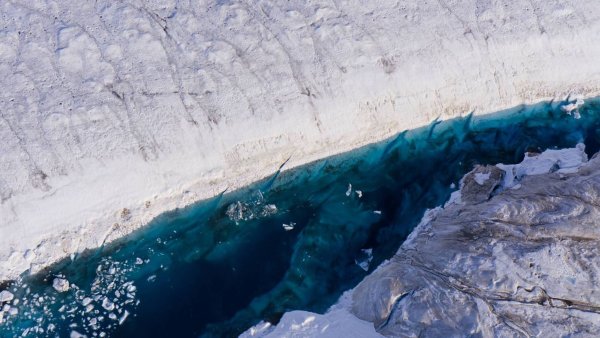 Auf einem Gletscher in Grönland hat sich ein See gebildet. - © Ole Zeising/Alfred-Wegener-Institut /dpa