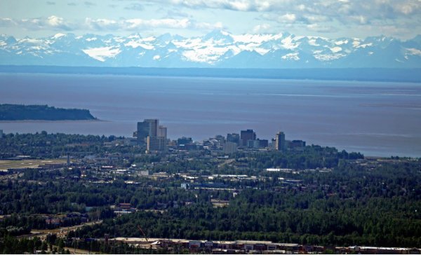 Die Stadt Anchorage ist Schauplatz eines Treffens zwischen US-Präsident Trump und dem russischen Präsidenten Putin. - © Al Grillo/ZUMA Press Wire/dpa