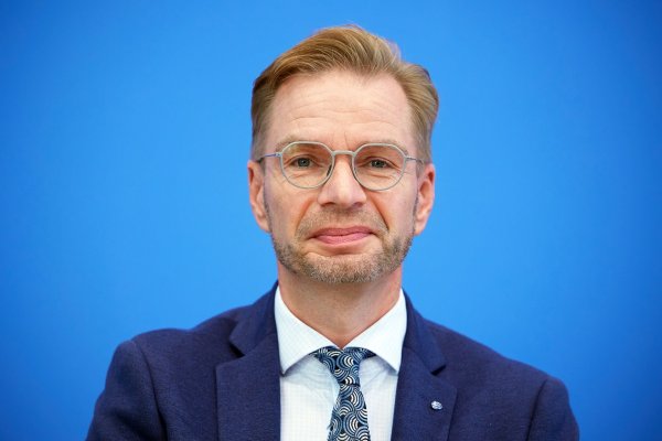 Holznagel forderte, die Zahl neuer Verbeamtungen auf ein Minimum und ausschließlich auf die hoheitlichen Kernbereiche zu beschränken – bei der Polizei, in der Finanzverwaltung und in der Justiz. (Archivbild) - © Joerg Carstensen/dpa