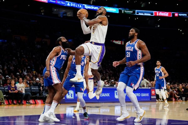 Lakers-Superstar LeBron James auf dem Weg zu den nächsten Punkten. - © Ashley Landis/AP/dpa