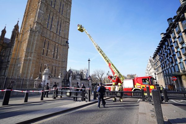 Großeinsatz in London: Ein Mann ist auf den Turm mit der Glocke Big Ben geklettert. - © James Manning/PA/AP/dpa