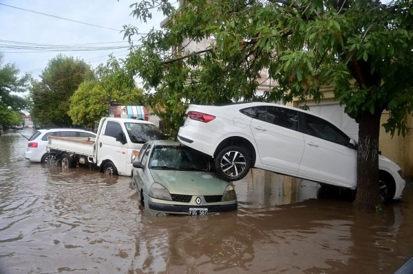 Das Unwetter hat für viel Zerstörung gesorgt. - © Juan Sebastian Lobos/AP/dpa
