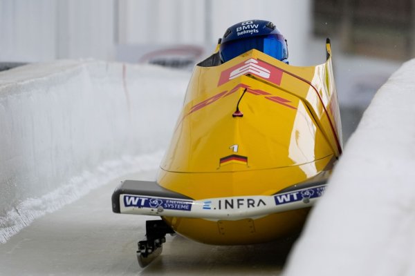 Francesco Friedrich und Alexander Schüller führen zur Halbzeit der Zweierbob-WM in Lake Placid. - © Julia Demaree Nikhinson/AP/dpa