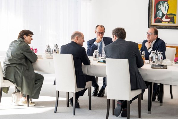 Esken erklärt, warum sie gern links außen sitzt. (Archivbild) - © Guido Bergmann/Bundesregierung/dpa