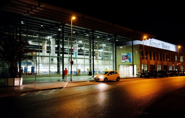 Auch in Weeze wird der Flughafen am Montag bestreikt. (Archivbild) - © Martin Gerten/dpa