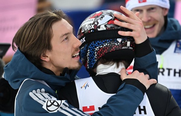 Erst glücklich, dann disqualifiziert: Johann André Forfang (l) und Marius Lindvik (r). - © Hendrik Schmidt/dpa
