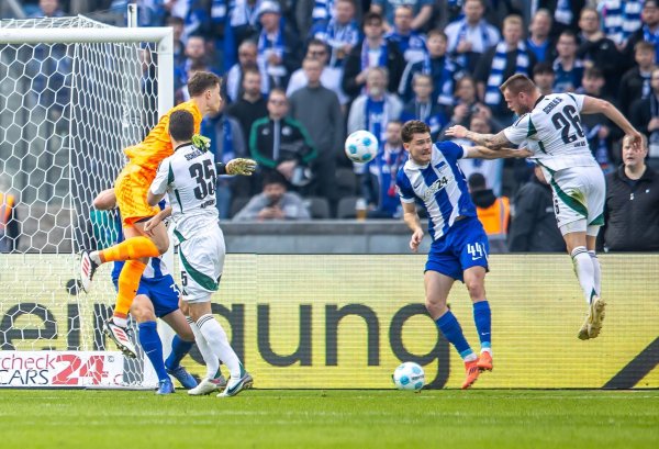 Schalke trifft zur Führung im Berliner Olympiastadion. - © Andreas Gora/dpa