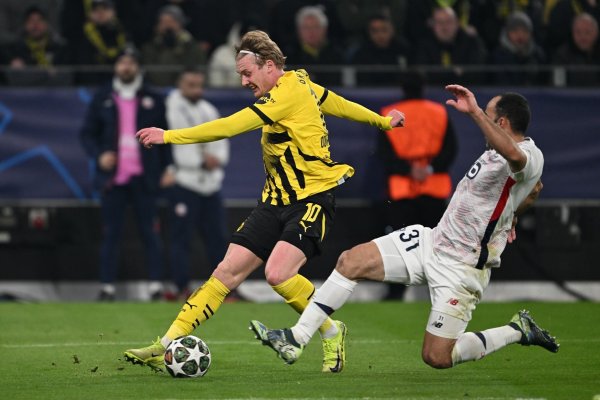 Wie lange bleibt Julian Brandt (l) noch bei Borussia Dortmund? - © Federico Gambarini/dpa