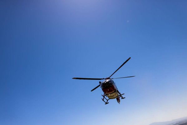 Zwei Rettungshubschrauber sowie mehrere Notärzte und Rettungswagen waren an der Unfallstelle im Einsatz. (Symbolbild) - © Philipp von Ditfurth/dpa