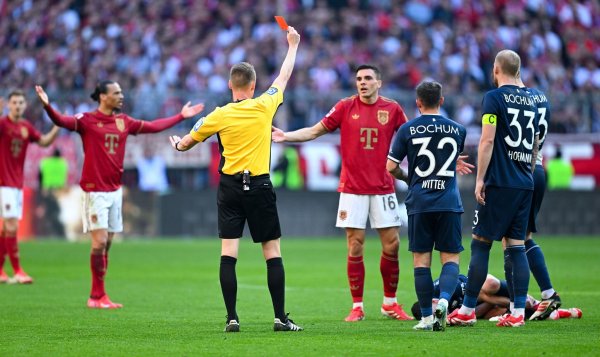 Wendepunkt: Bayern-Profi Joao Palhinha (M.) sieht gegen den VfL Bochum Rot. - © Sven Hoppe/dpa