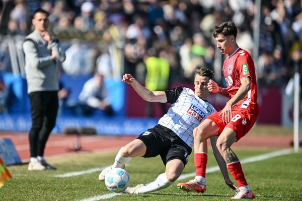 Kampf und Krampf: Der SSV Ulm und der 1. FC Köln zeigten bis zur Halbzeitpause kaum Spielfreude. - © Harry Langer/dpa