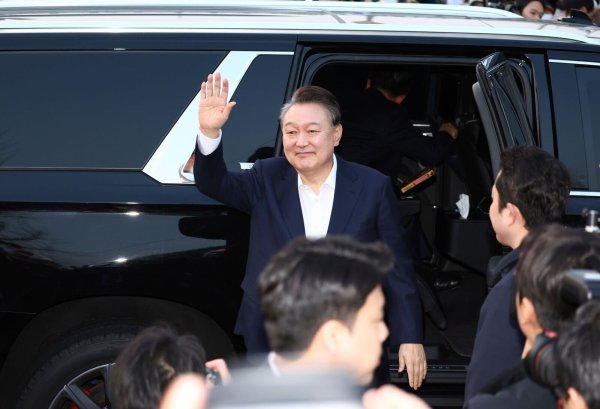 Wieder auf freiem Fuß: Südkoreas suspendierter Präsident. - © Yonhap/AP/dpa