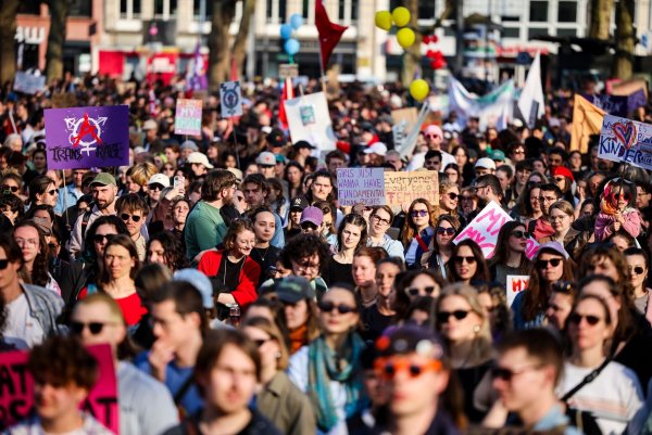 Demonstrationen zum Internationalen Frauentag gab es in mehreren NRW-Städten, wie hier in Köln. - © Christoph Reichwein/dpa