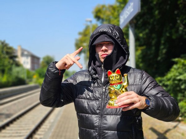 Fjodor Busik will mit Tiktok-Videos Aufmerksamkeit für Ostdeutschland erzeugen. - © Mike Müller/dpa