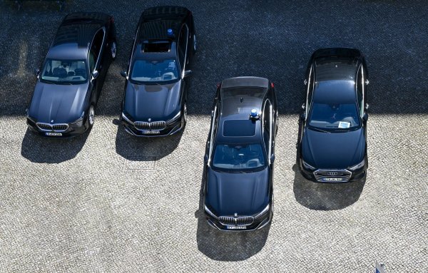 Die Deutsche Umwelthilfe kritisiert seit Jahren, dass viele Spitzenpolitiker bei der Wahl ihrer Dienstwagen nicht auf die Folgen für das Klima achten. (Symbolbild). - © Jens Kalaene/dpa