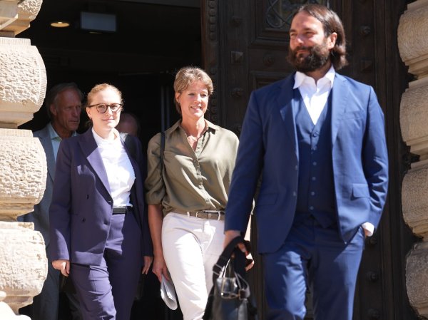 Nach stundenlanger Befragung verlässt Christina Block das Gerichtsgebäude. - © Marcus Brandt/dpa