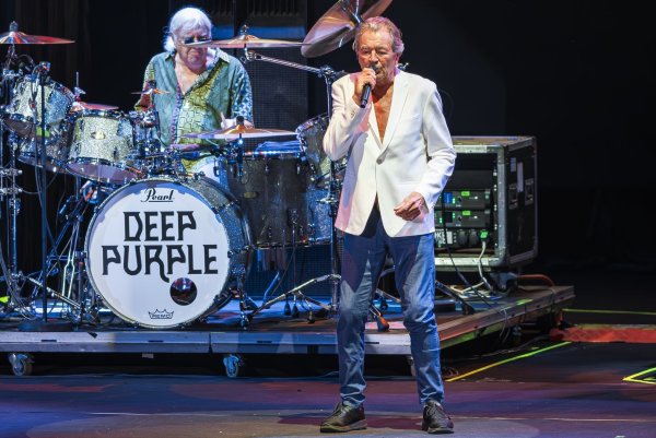 Mit Deep Purple steht Sänger Ian Gillan (mit Schlagzeuger Ian Paice) immer noch regelmäßig auf der Bühne. (Archivfoto) - © Valentin Flauraud/KEYSTONE/dpa