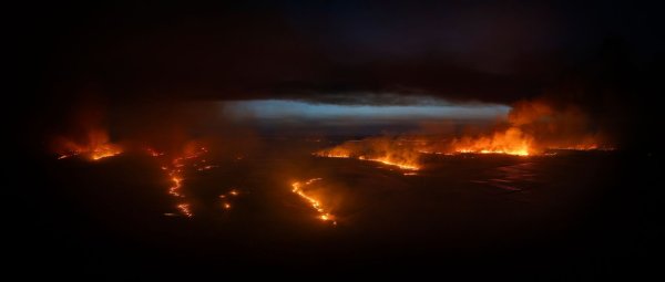 Deutsche Feuerwehrleute aus Nordrhein-Westfalen und Niedersachsen werden voraussichtlich in der Extremadura bei der Waldbrandbekämpfung helfen. - © Carlos Criado/EUROPA PRESS/dpa