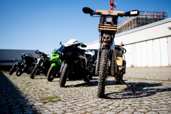 Bei Durchsuchungen im Rocker-Milieu hat die Polizei zehn Motorräder sichergestellt. - © Jacob Schröter/dpa