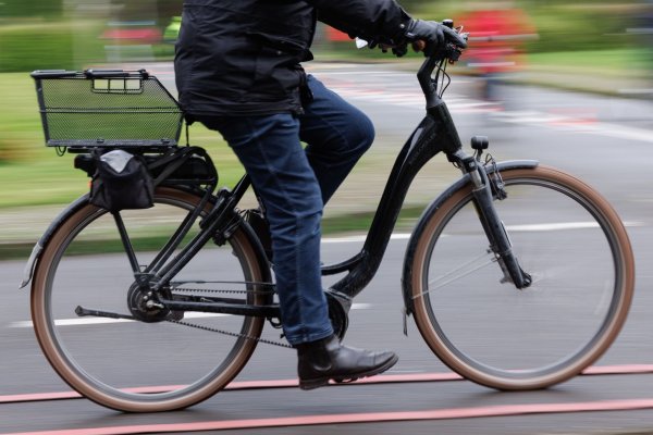 Rettungsdienstler fordern eine Helmpflicht für Pedelec-Fahrer. (Symbolbild) - © Friso Gentsch/dpa