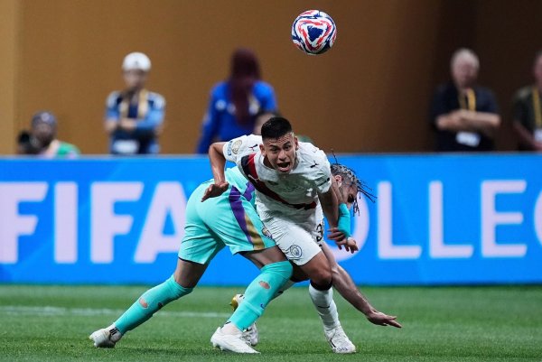 Der 19 Jahre alte Argentinier Claudio Echeverri (vorne) könnte bald für Bayer Leverkusen auflaufen. - © Mike Stewart/AP/dpa