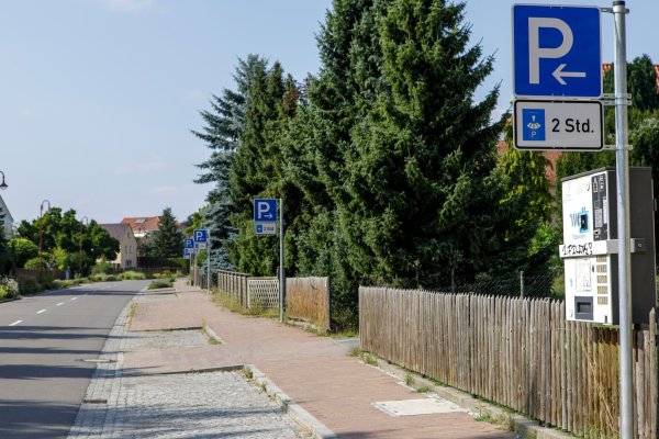 Im Örtchen Störmthal sind die Menschen verstimmt über eine Vielzahl von Parkschildern. - © Julius-Christian Schreiner/dpa