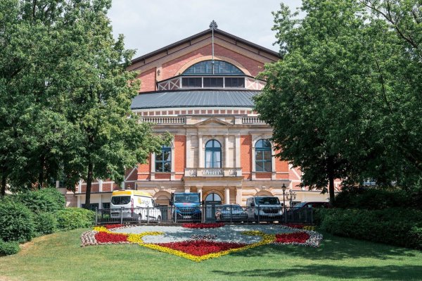 Das Bayreuther Festspielhaus. - © Daniel Vogl/dpa