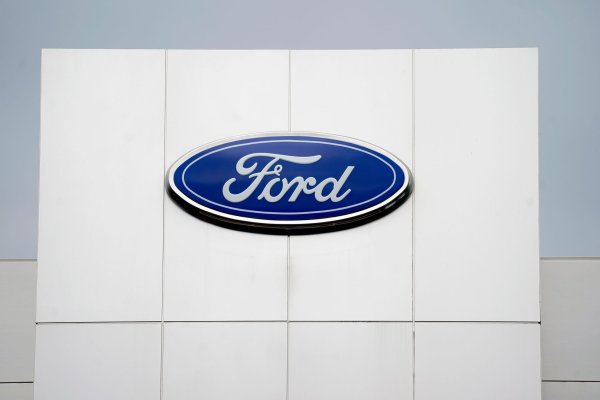 Ein Ford-Logo ist an einem US-Werk des Automobilherstellers angebracht. - © Gerry Broome/AP/dpa/Archivbild