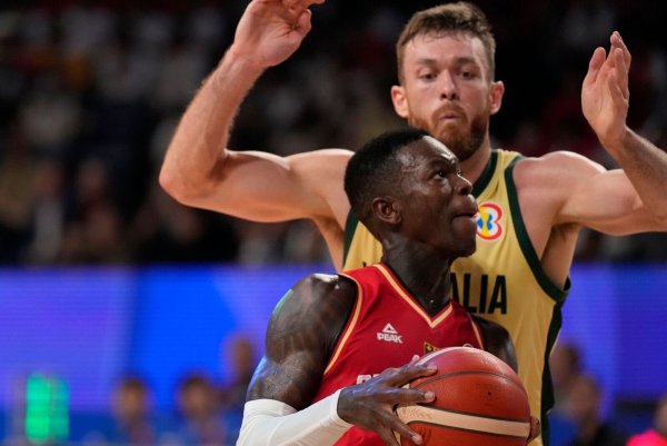 Deutschlands Guard Dennis Schröder (vorne) in Aktion gegen Australiens Forward Nick Kay. - © Hiro Komae/AP/dpa