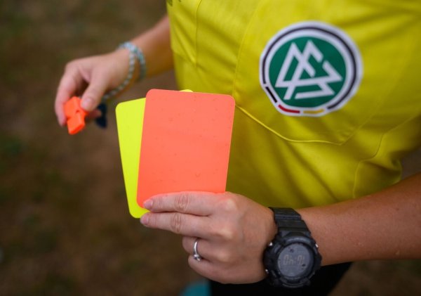 961 Mal kam es in der abgelaufenen Spielzeit zu Spielabbrüchen im Amateurfußball. - © Robert Michael/dpa