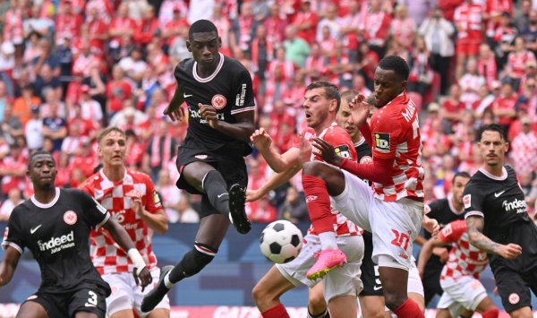 Frankfurts Stürmer Randal Kolo Muani (M.) soll sich bereits mit PSG einig sein. - © Torsten Silz/dpa