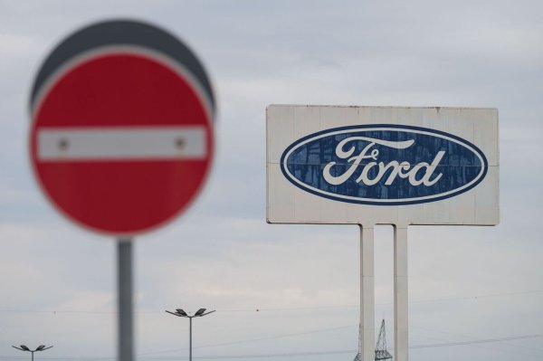 Das Logo von Ford auf dem Parkplatz des Werks Saarlouis. - © Oliver Dietze/dpa